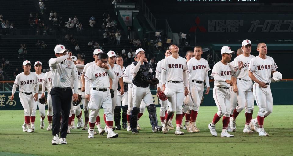 　試合に勝利し応援席に挨拶した広陵ナイン（撮影・石井剣太郎）