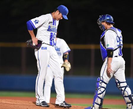 　イースタン・巨人戦の４回、四球を与え下を向く藤浪（左）＝６日