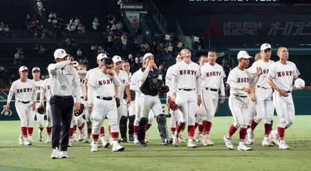 　応援団へのあいさつを終え、目頭を押さえる中井監督（中央左）と広陵ナイン（撮影・石井剣太郎）