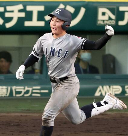 　タイブレークの１１回、勝ち越し適時打を放ち、ガッツポーズをする叡明・田口