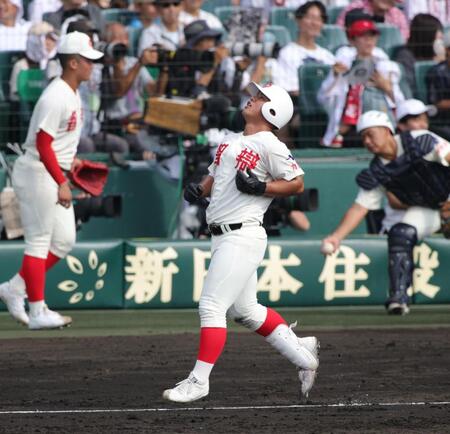 　３回、智弁和歌山・荒井優聖は併殺打に倒れ、天を仰ぐ（撮影・坂部計介）
