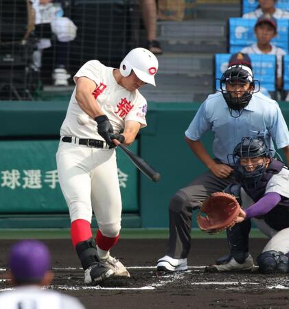　１回、智弁和歌山・福元聖矢は右前に先制適時打を放つ（撮影・坂部計介）