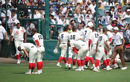 　初戦突破ならず、がっくりの智弁和歌山ナイン（撮影・坂部計介）