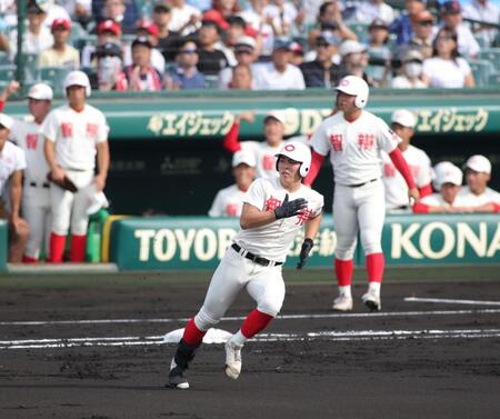 　１回、智弁和歌山・福元聖矢は右前に先制適時打を放つ（撮影・坂部計介）