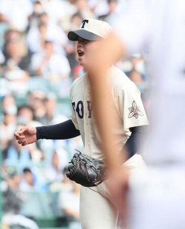 　完投勝ちを決め吠える東洋大姫路・木下鷹大（撮影・石井剣太郎）