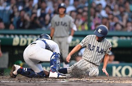 【写真】横浜・奥村頼人の“神バックホーム”に場内どよめきと拍手 敦賀気比の好機摘むプレーにSNSも衝撃「爆肩かよ」