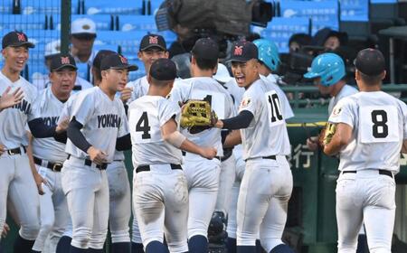 　５回、無失点で切り抜け、声を上げる横浜・織田翔希（右から２人目）＝撮影・飯室逸平