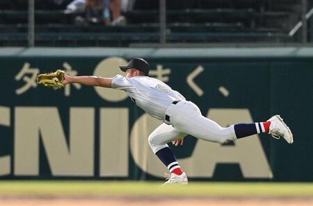 　７回、敦賀気比・辻琉成の中飛を好捕する横浜・阿部葉太（撮影・西田忠信）