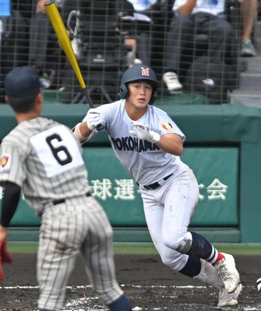 　２回、適時二塁打を放つ横浜・奥村凌大（撮影・飯室逸平）