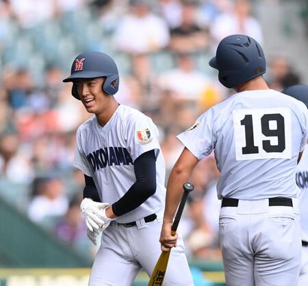 　２回、奥村凌大の適時二塁打で生還する横浜・織田翔希（左）＝撮影・西田忠信