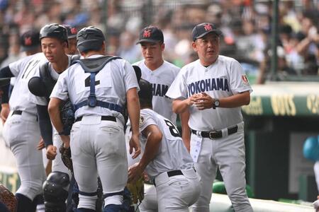 　３回の攻撃前、ナインに声をかけた横浜・村田浩明監督（右）＝撮影・西田忠信