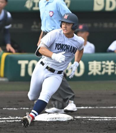 　１回、二塁打を放ち激走する横浜・為永皓（撮影・飯室逸平）
