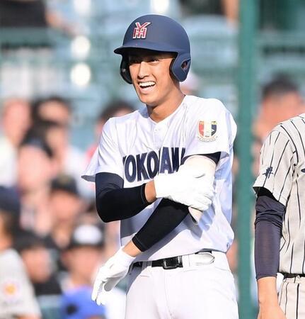 　２回、適時三塁打を放ち笑顔の横浜・織田翔希（撮影・西田忠信）
