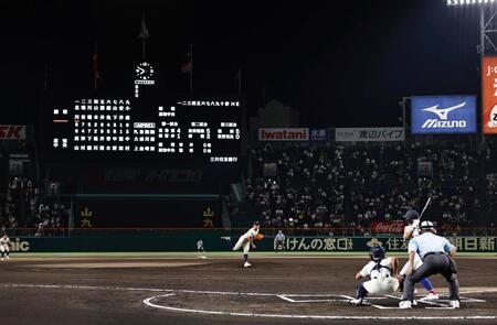 　春夏通じて最も遅い午後７時４９分に始まった第４試合の高知中央－綾羽戦