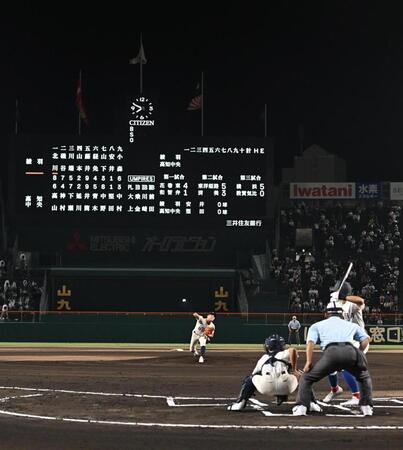 　予定時刻より大幅に遅れて開始した第４試合の高知中央対綾羽（撮影・西田忠信）