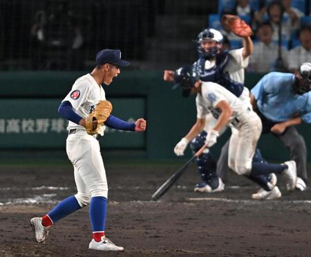 　１０回、勝利のガッツポーズをみせる綾羽・藤田陸空（撮影・飯室逸平）