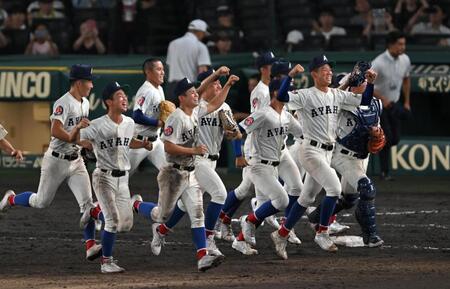 　勝利に沸く綾羽ナイン（撮影・飯室逸平）