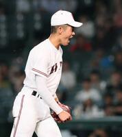 　完投勝利を挙げ、ほえる堀田（撮影・石井剣太郎）