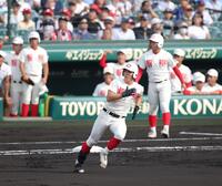 　１回、智弁和歌山・福元聖矢は右前に先制適時打を放つ（撮影・坂部計介）