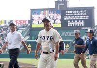 　試合に勝利し笑顔を見せる東洋大姫路・岡田龍生監督（中央）＝撮影・石井剣太郎