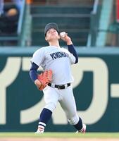 　５回、敦賀気比・長谷川陽竜の左飛を本塁へ好返球する横浜・奥村頼人（撮影・西田忠信）