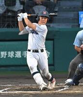 　４回、左前適時打を放つ横浜・為永皓（撮影・飯室逸平）