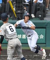 　２回、適時二塁打を放つ横浜・奥村凌大（撮影・飯室逸平）