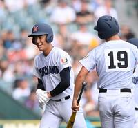 　２回、奥村凌大の適時二塁打で生還する横浜・織田翔希（左）＝撮影・西田忠信