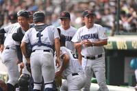 　３回の攻撃前、ナインに声をかけた横浜・村田浩明監督（右）＝撮影・西田忠信