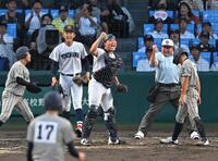 　５回、敦賀気比の得点を阻止し、喜ぶ（左から２人目から）横浜・織田翔希と駒橋優樹のバッテリー（撮影・飯室逸平）