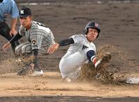 　７回、二盗を決める横浜・小野舜友（右）＝撮影・飯室逸平