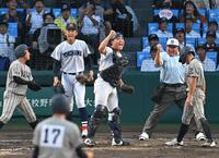 　５回、敦賀気比の得点を阻止し、喜ぶ（左から２人目から）織田翔希、駒橋優樹の横浜バッテリー（撮影・飯室逸平）