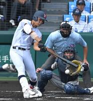 　１回、横浜は阿部葉太の一ゴロの間に先制点を奪う（撮影・飯室逸平）