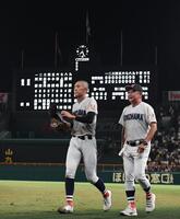 　完封勝利した織田翔希（左）とグラウンドを後にする横浜・村田浩明監督（撮影・西田忠信）