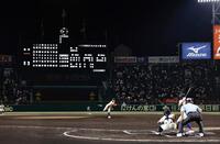 　春夏通じて最も遅い午後７時４９分に始まった第４試合の高知中央－綾羽戦