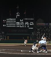 　予定時刻より大幅に遅れて開始した第４試合の高知中央対綾羽（撮影・西田忠信）