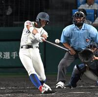 　１０回、勝ち越しの２点三塁打を放つ綾羽・北川陽聖（撮影・飯室逸平）