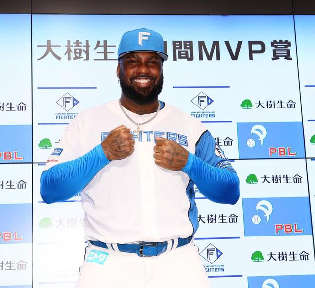 日本ハム・レイエス 月間MVPに満面笑み「毎月この賞をもらいたい