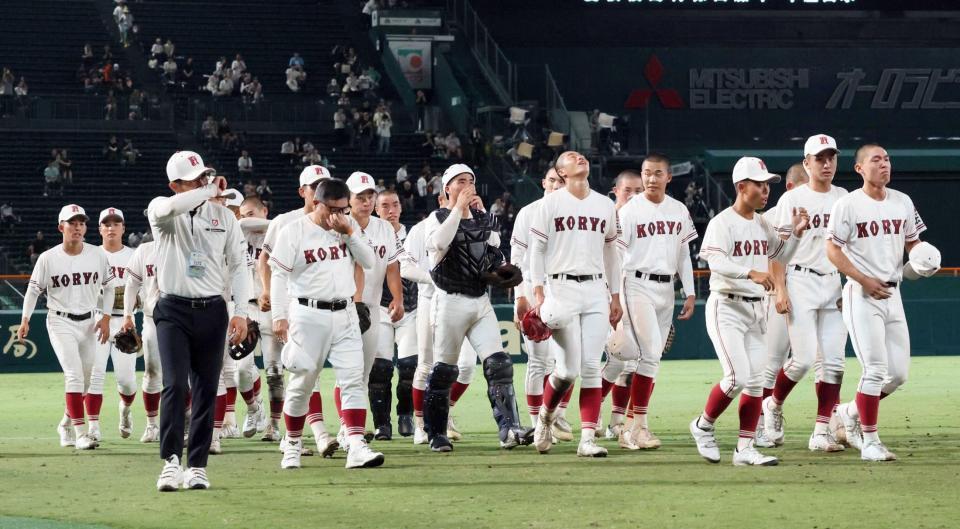 　応援団へのあいさつを終え、目頭を押さえる中井監督（中央左）と広陵ナイン（撮影・石井剣太郎）