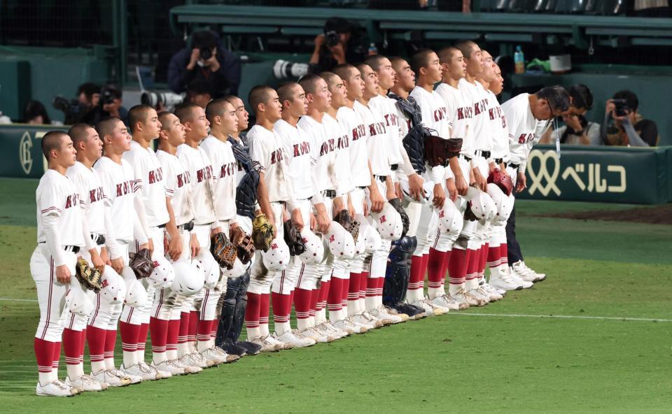 　旭川志峯に勝利し、スタンドにあいさつをする広陵ナイン＝７日