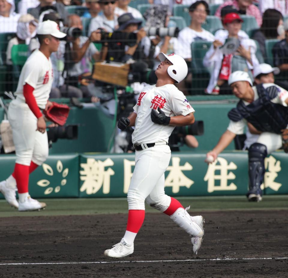 　３回、智弁和歌山・荒井優聖は併殺打に倒れ、天を仰ぐ（撮影・坂部計介）