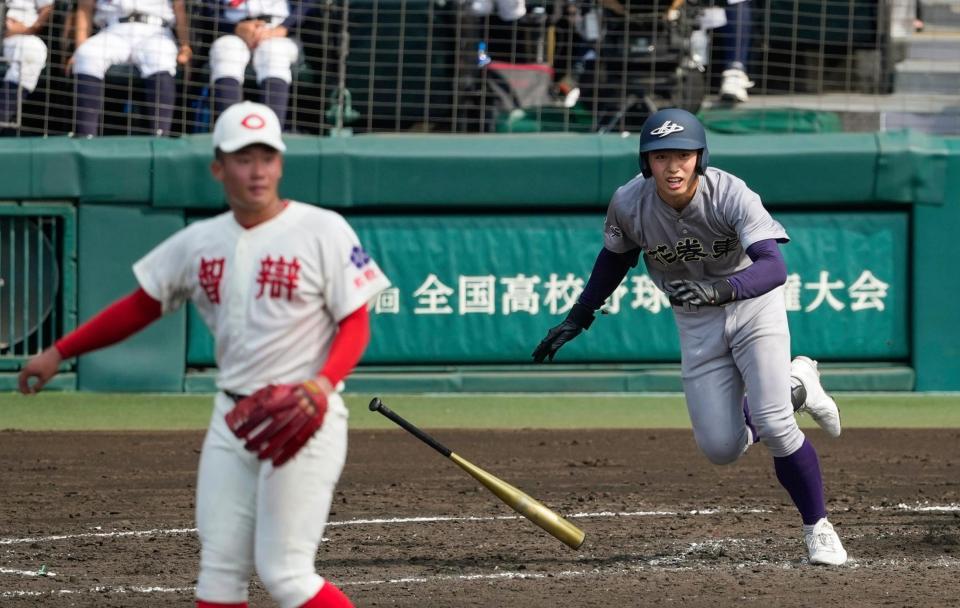 　５回、新田が中前に適時打を放つ。投手渡辺