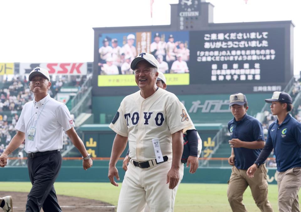 　試合に勝利し笑顔を見せる東洋大姫路・岡田龍生監督（中央）＝撮影・石井剣太郎