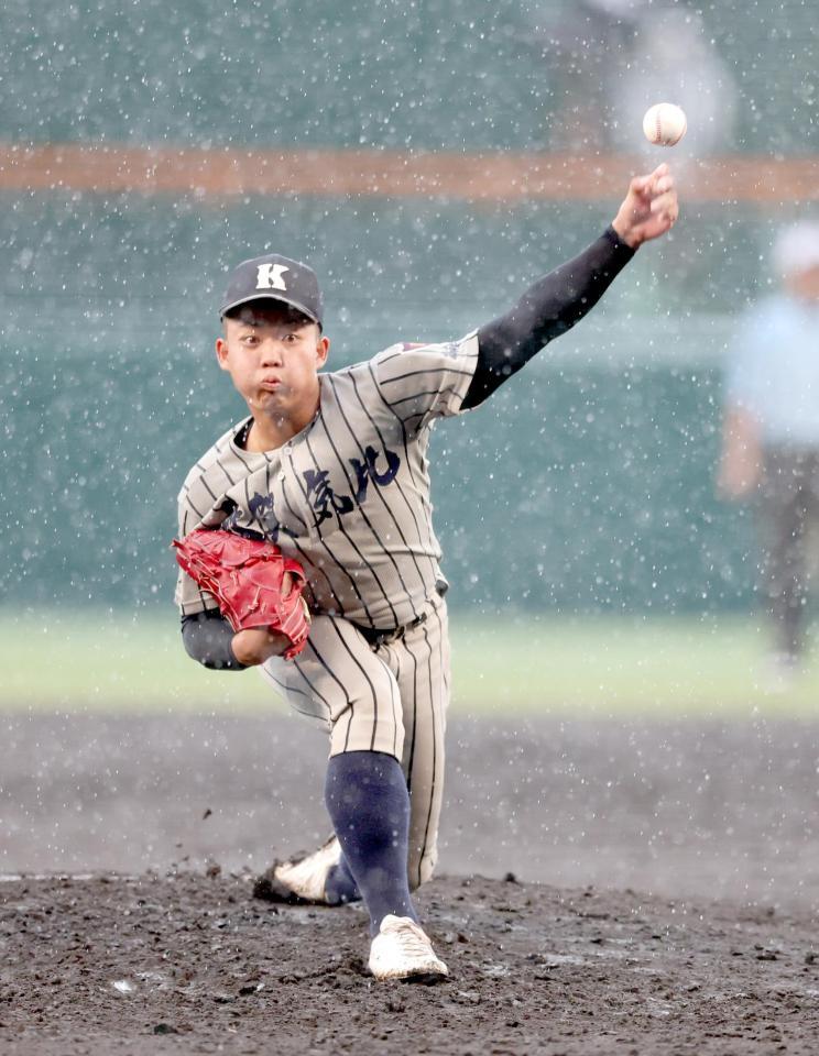 　４回、雨の降る中、力投する敦賀気比の２番手・鶴田