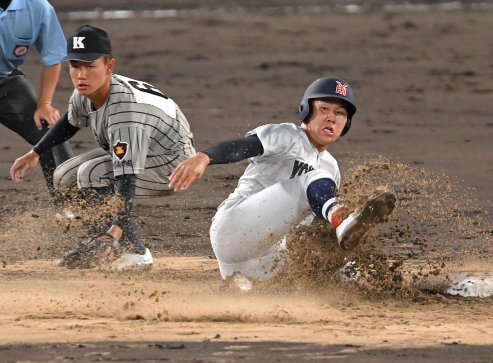 　７回、二盗を決める横浜・小野舜友（右）＝撮影・飯室逸平
