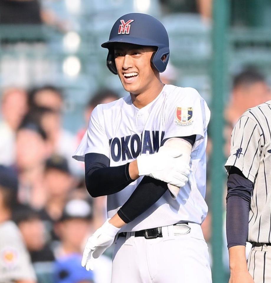 　２回、適時三塁打を放ち笑顔の横浜・織田翔希（撮影・西田忠信）