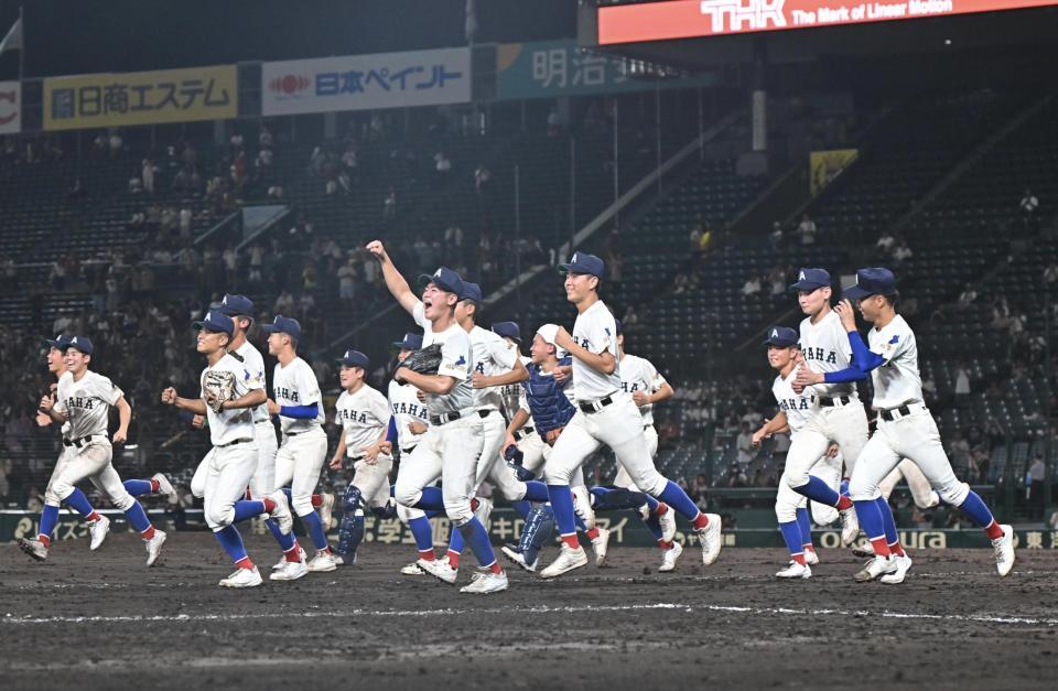 　タイブレークの末、高知中央を破った綾羽ナイン（撮影・西田忠信）