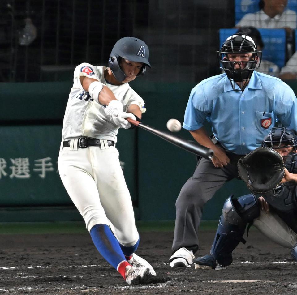 　１０回、勝ち越しの２点三塁打を放つ綾羽・北川陽聖（撮影・飯室逸平）