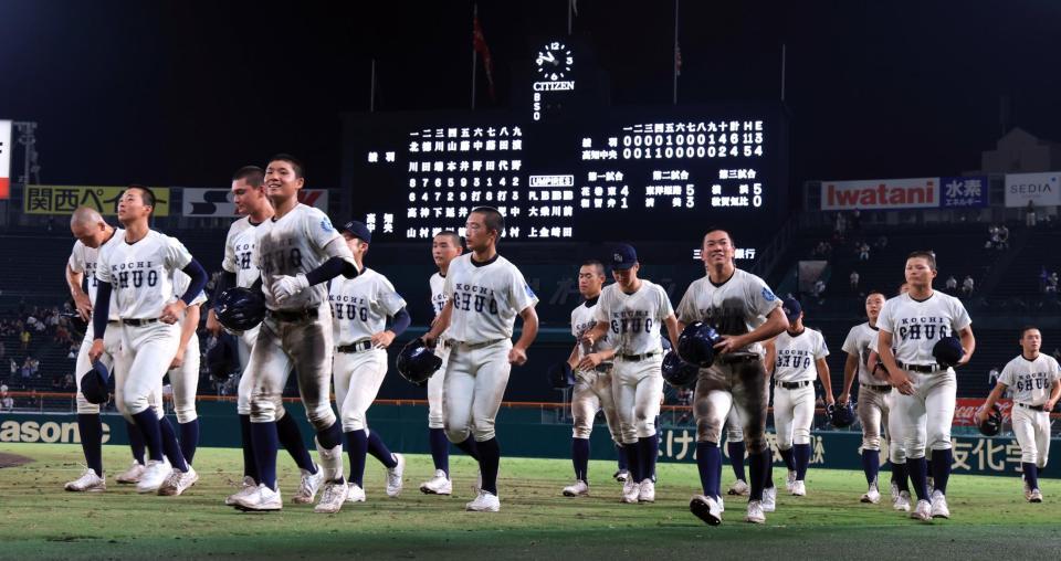 　タイブレークで綾羽に敗れ、引き揚げる高知中央ナイン