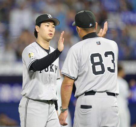 　９勝目を挙げ、阿部監督（右）に迎えられる山崎（撮影・西岡正）